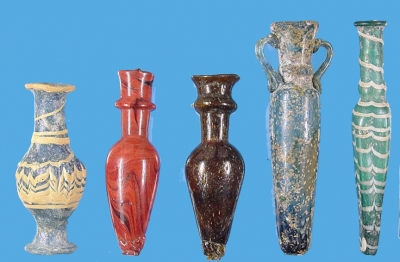 Petits flacons en verre opaque de couleur, décorés, à panse allongée. Origine possible Bassin méditerranéen ou Proche-Orient.
